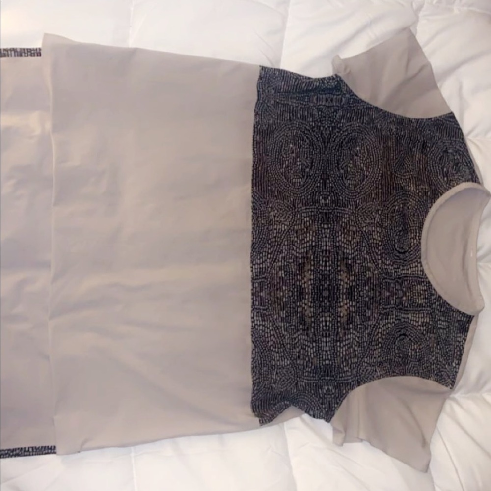 Lulu Lemon T-Shirt Size:4 ; White w/ black detail